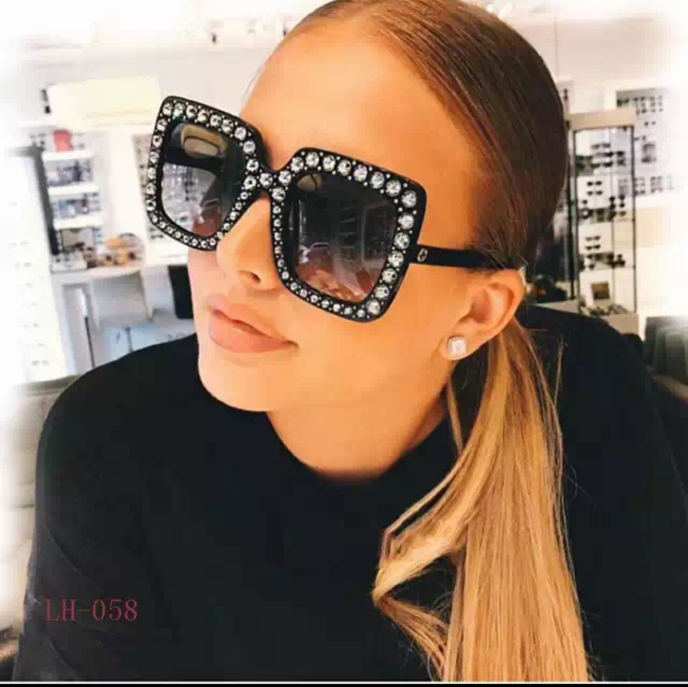 ☘️OVERSIZED LUXURY FASHION RHINESTONE SUNGLASSES ☘ - Picture 2 of 4